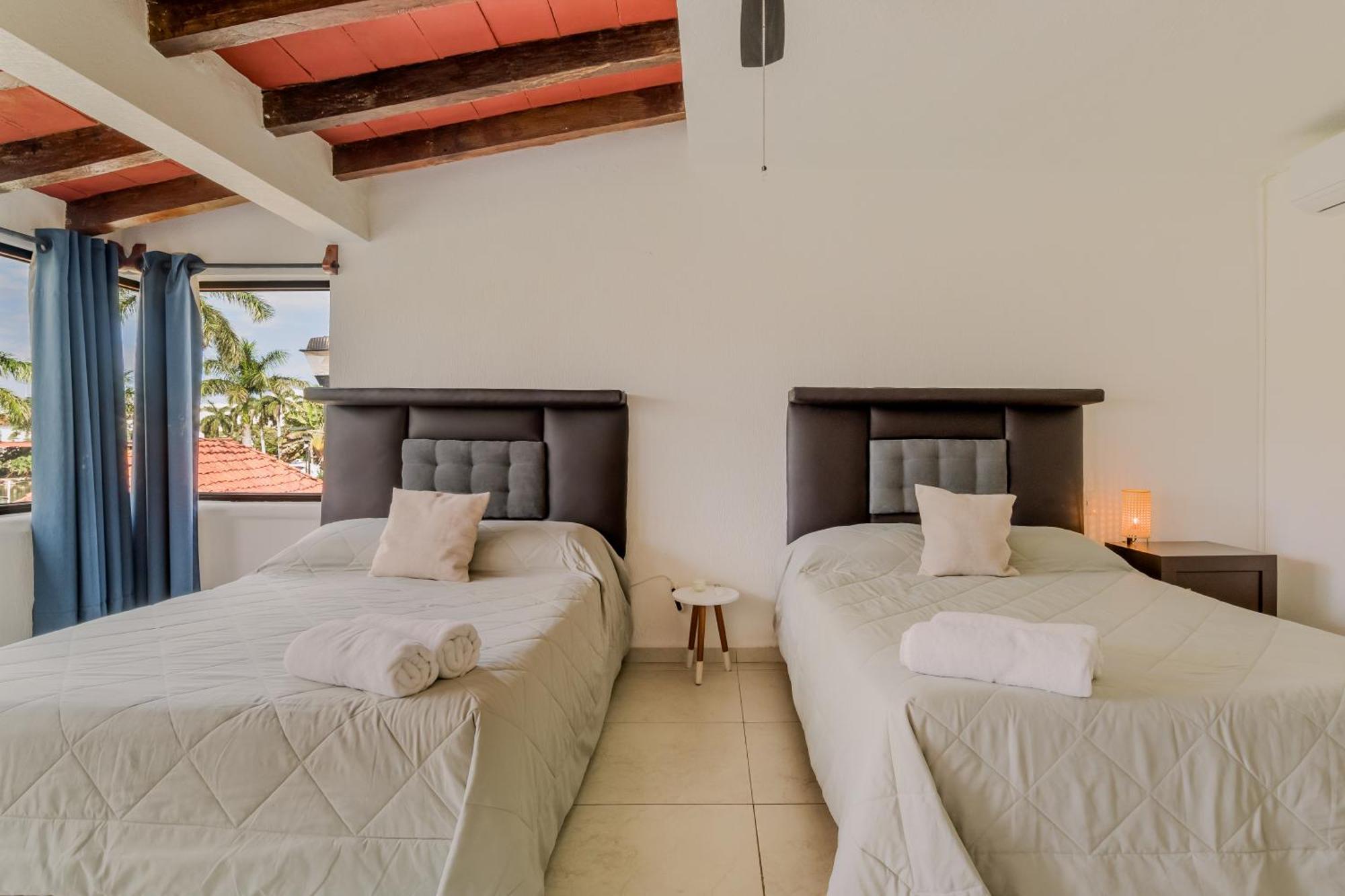 Chic Lagoon Front Villa By Casa Paraiso 坎昆 外观 照片